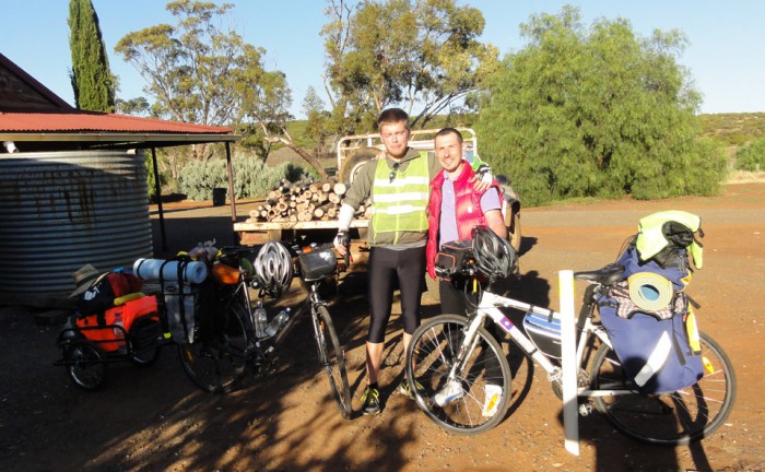 Два велосипедиста на дорогах Австралии