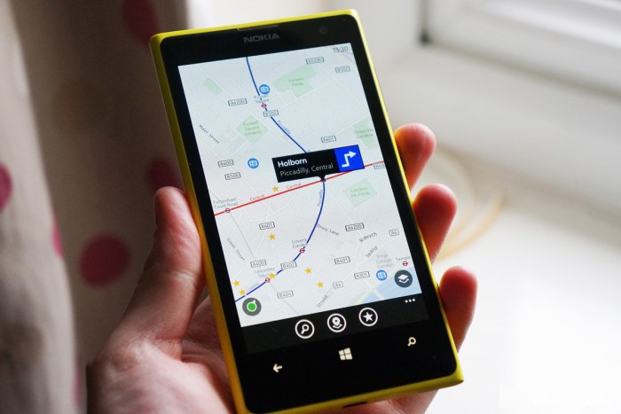 Путешествует с помощью карт на Nokia Lumia