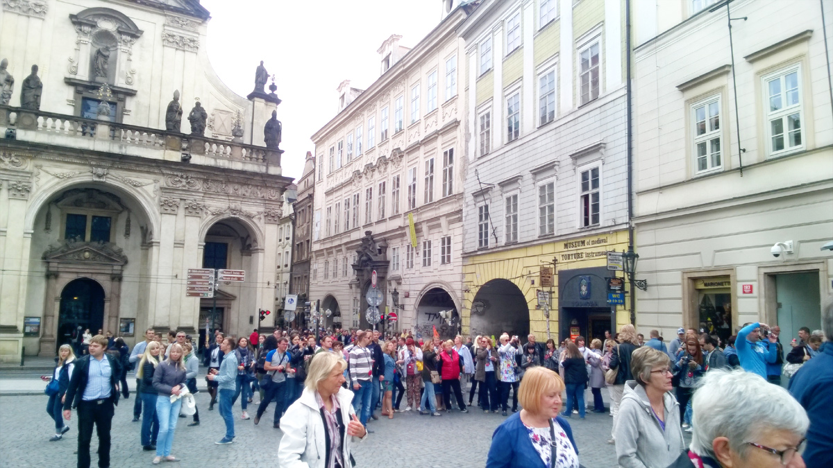Туристы идут к Карловому мосту, Прага