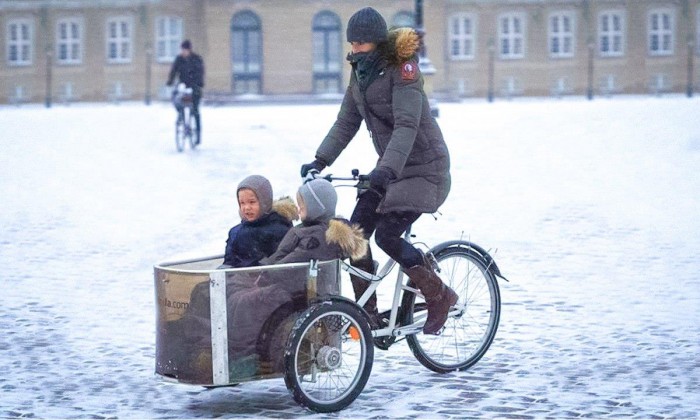 Принцесса Дании на велосипеде едет зимой
