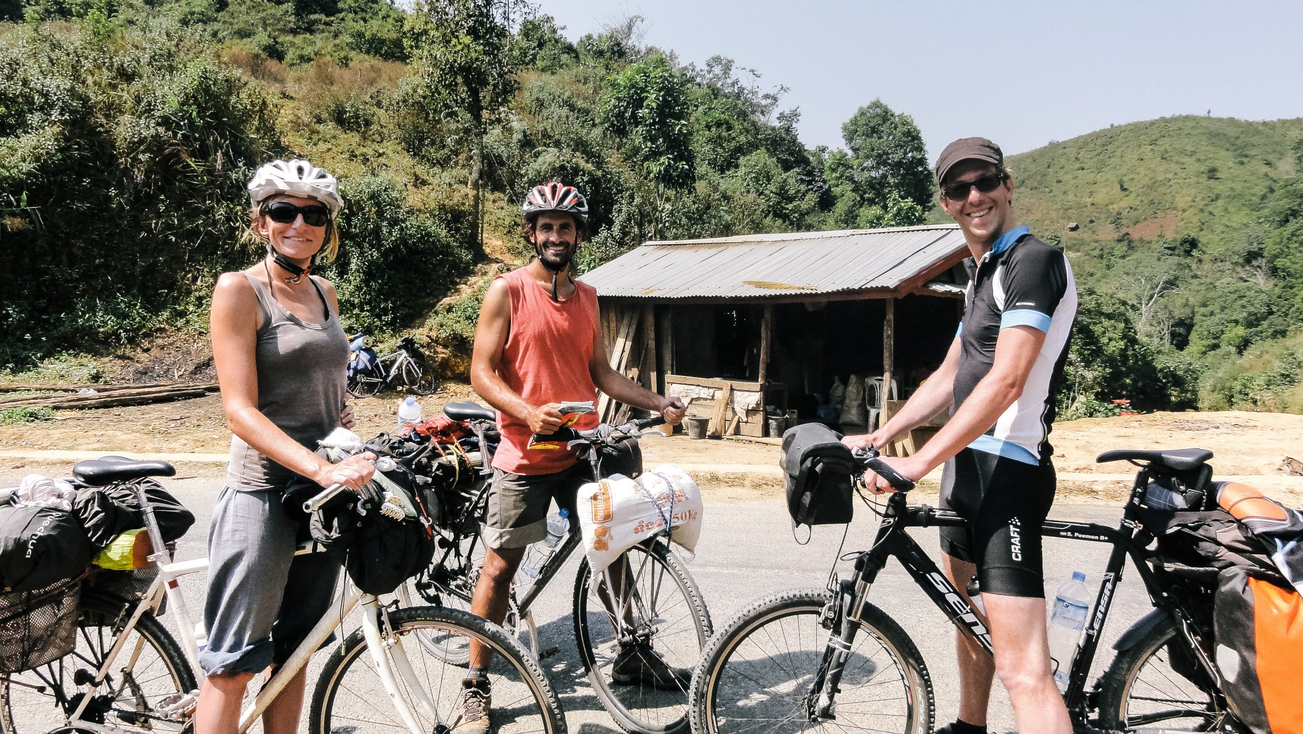 Встретили группу велосипедистов между перевалами в Лаосе