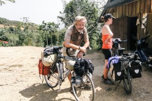 Велосипедист из Голландии ему за 60 и он катает по перевалам Лаоса, а его велосипеду еще больше лет