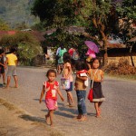 Дети идут из школы. Деревни Лаоса после Каси