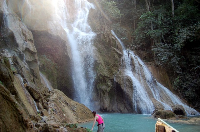 Красивый водопад Куанг Си с голубой водой в 30 км от Луанг-Прабанга