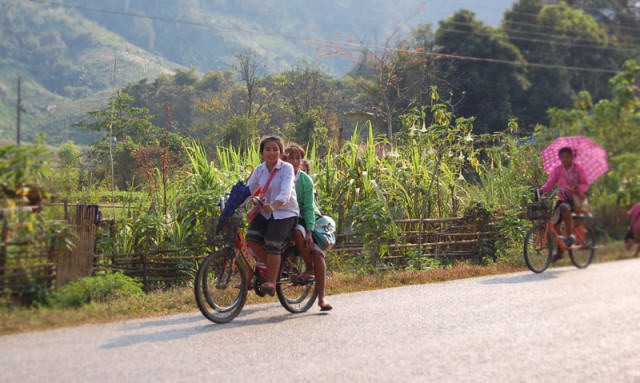 Главные велосипедисты Лаоса это школьники