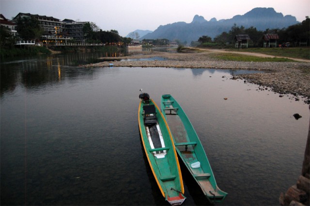 Меконг течет вниз по Лаосу. Во Ванг-Вьенге он огибает множество гор