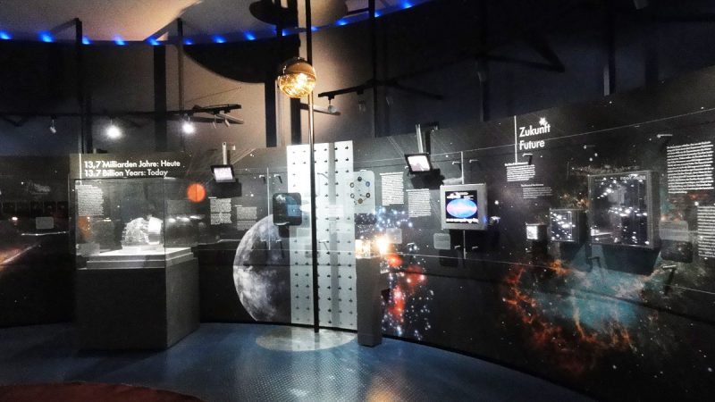 На верхних этажах Технического музея в Мюнхена большая экспозиция, посвященная исследованию космоса