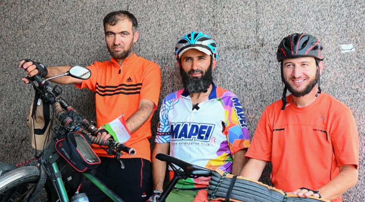 Три велосипедиста из Таджикистана едут в Мекку