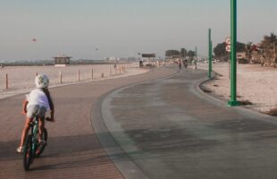 велодорожка в Дубае вдоль пляжей